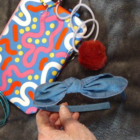 Small Multicolored Makeup Bag and Goodies - Picture 2 of 8